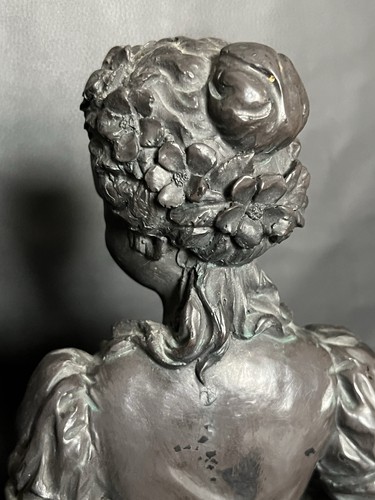 Vecchia statuina ragazza dei