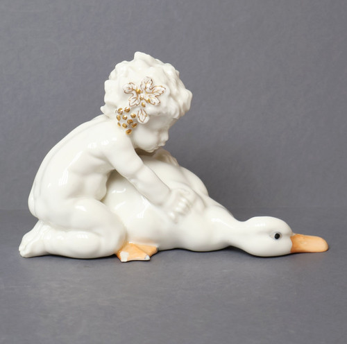 Putto con oca statuina